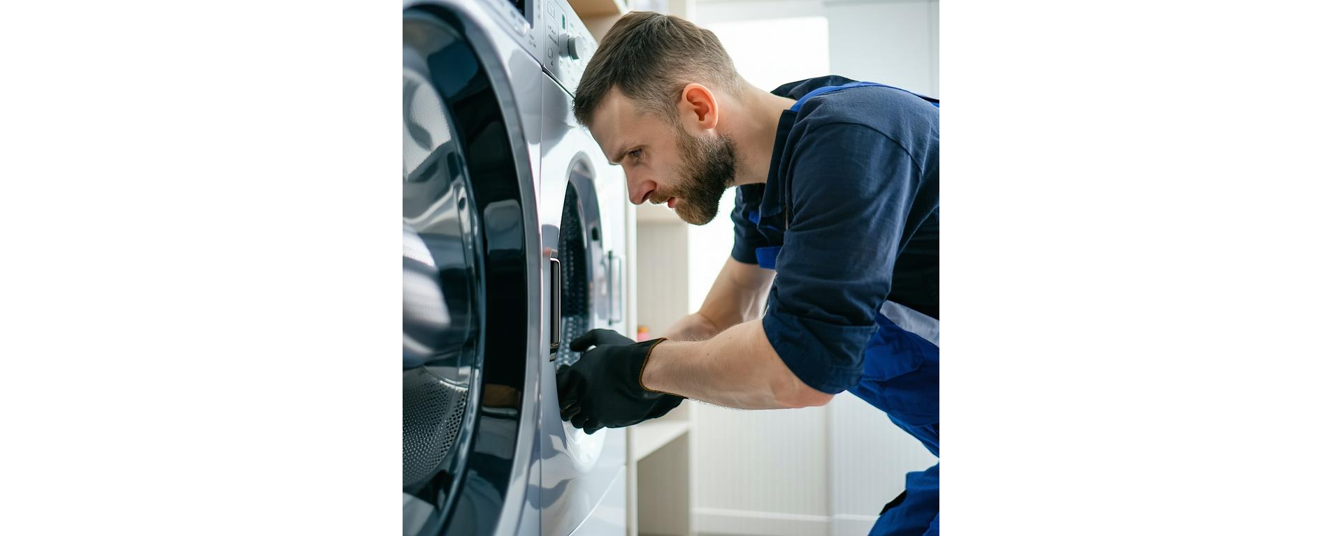 Technicien Répar’Elec réparant un lave-linge à Paris